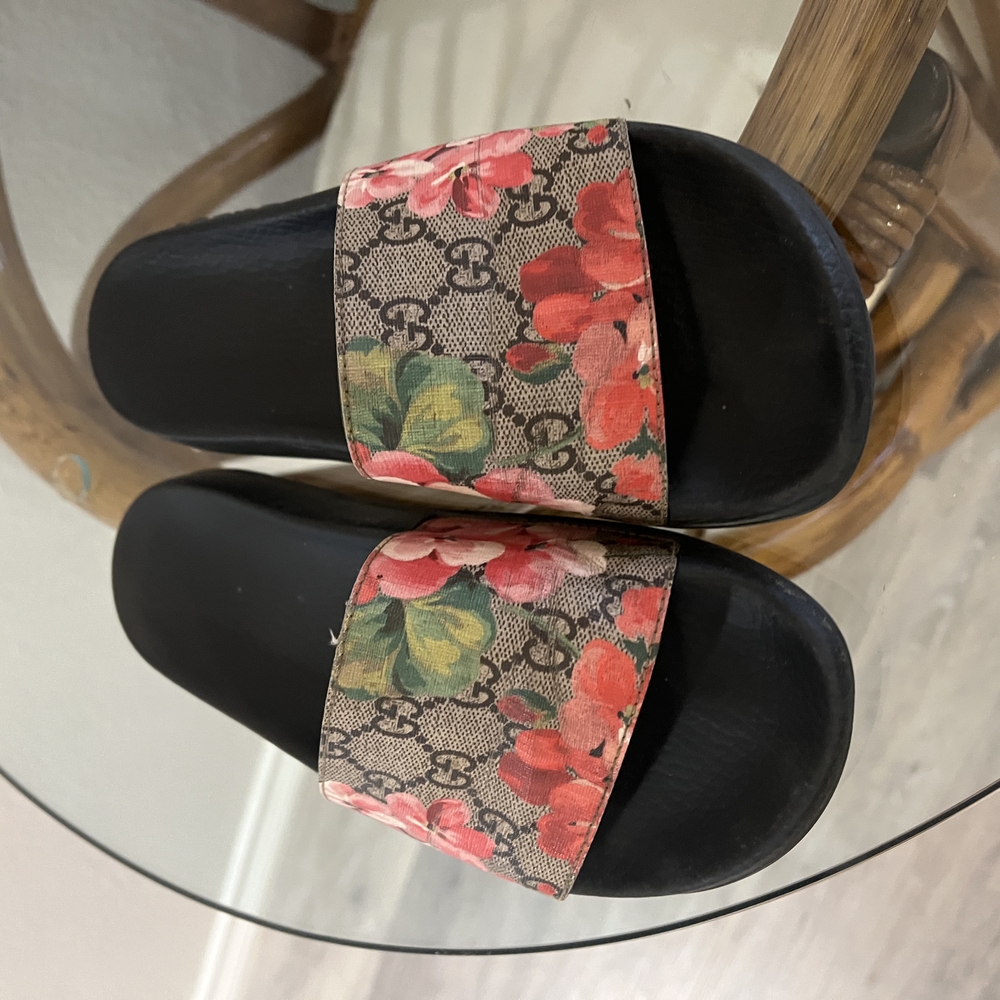 Gucci Black and Red Sandals with Signature Design